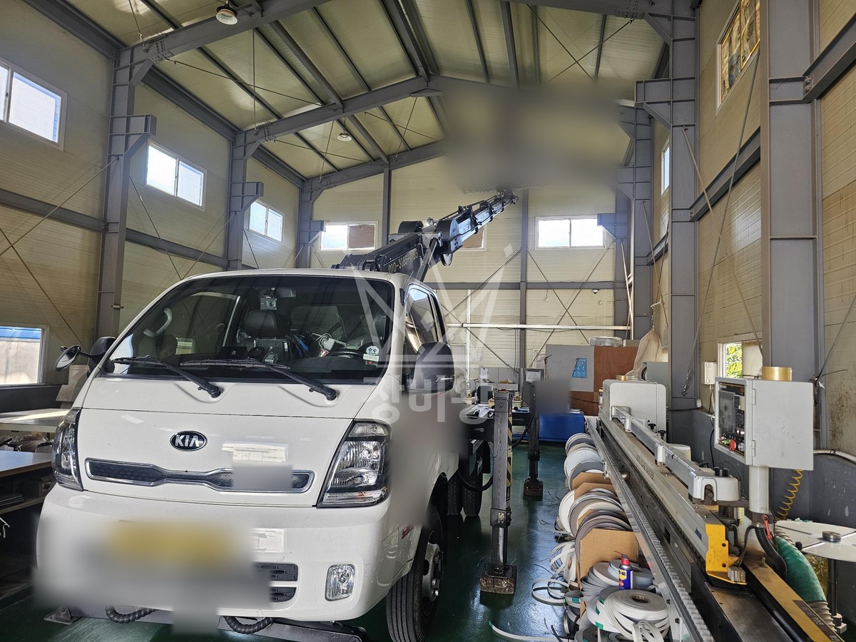 경남 양산시 명동 1톤 스카이차 공장 투광기 8개 교체 공사 작업사진 2