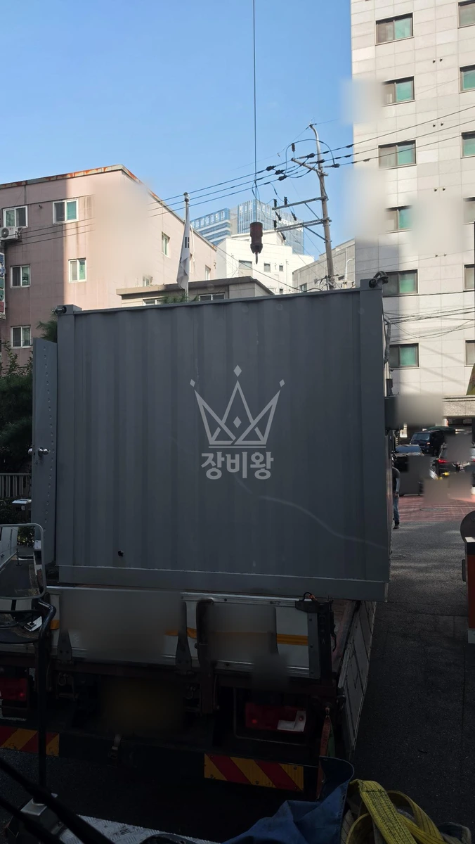 서울 금천구 독산동 13톤 크레인 (2층건물)옥상에있는 3x6컨테이너 화물차에상차 작업완료사진 1