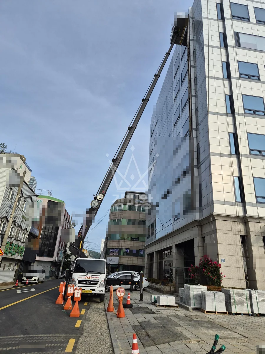 전남 목포시 명륜동 3.5톤 스카이차 실리콘 코킹 작업사진 2