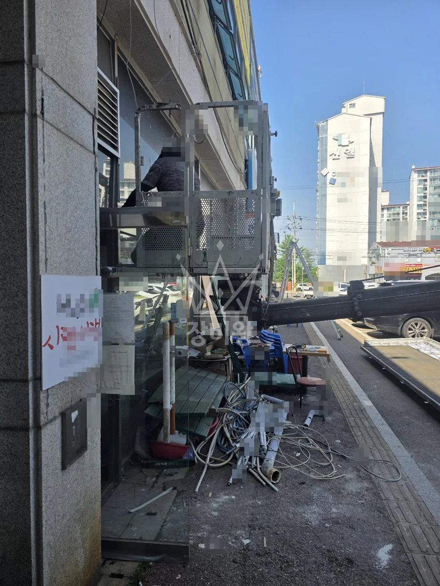경기 화성시 효행구 3.5톤 스카이차 덕트/간판철거 작업완료사진 1