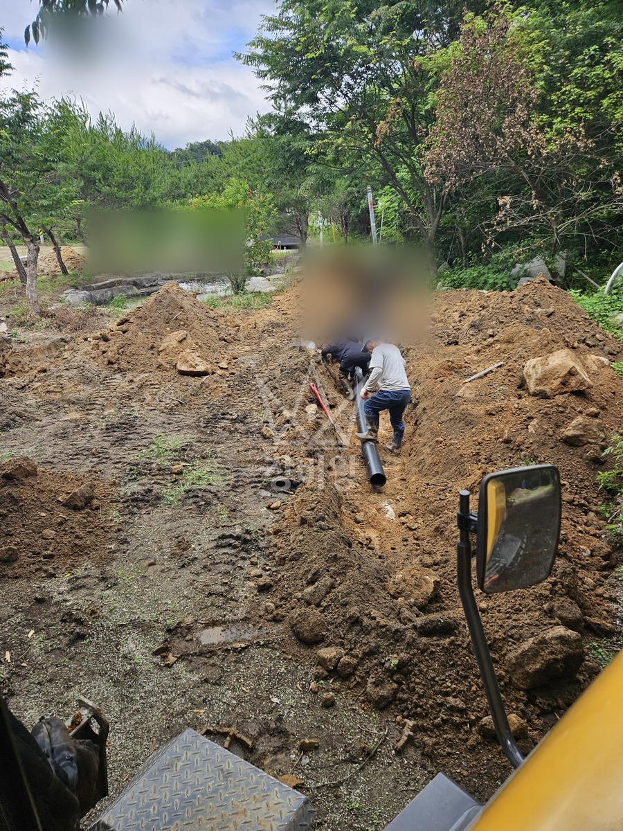 경남 거창군 가조면 포크레인(굴착기) 부지 배수로작업 작업사진 3