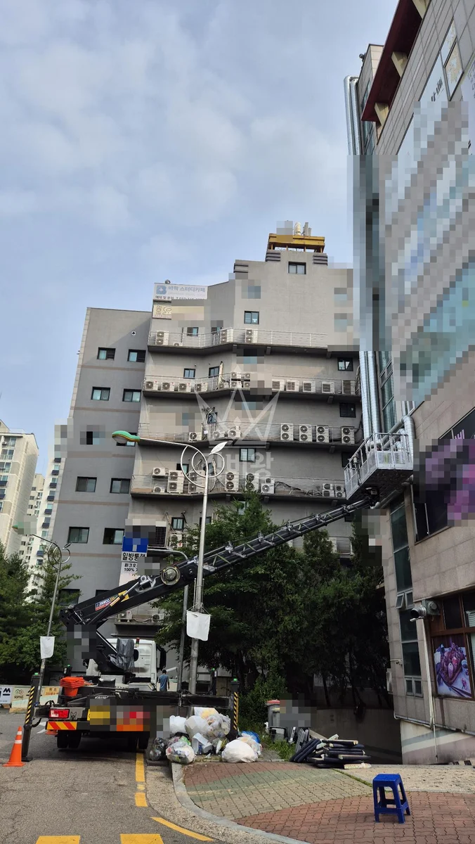 경기 부천시 소사구 3.5톤 스카이차 시트지 연통 작업 작업사진 1