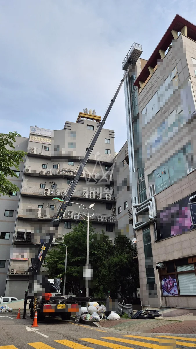 경기 부천시 소사구 3.5톤 스카이차 시트지 연통 작업 작업사진 2