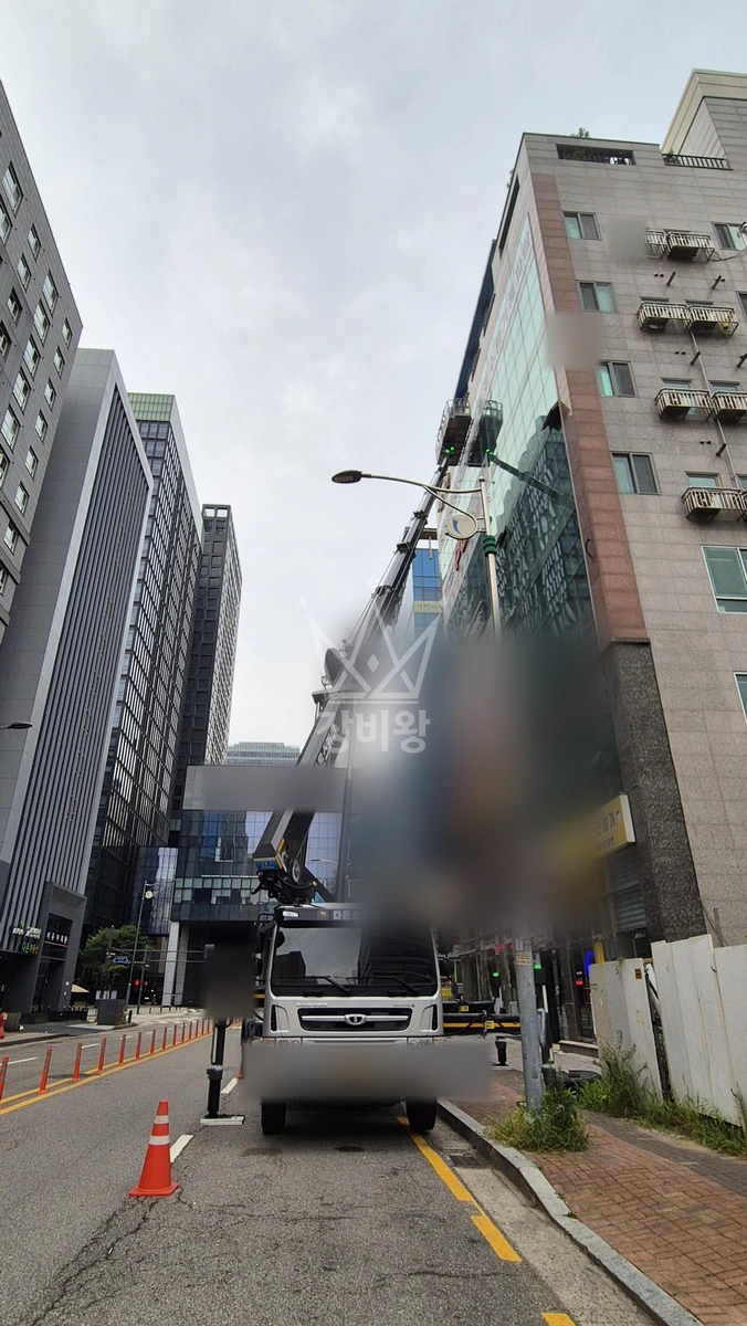 경기 광명시 일직동 5톤 스카이차 7층 외벽실리콘/처마 작업사진 1
