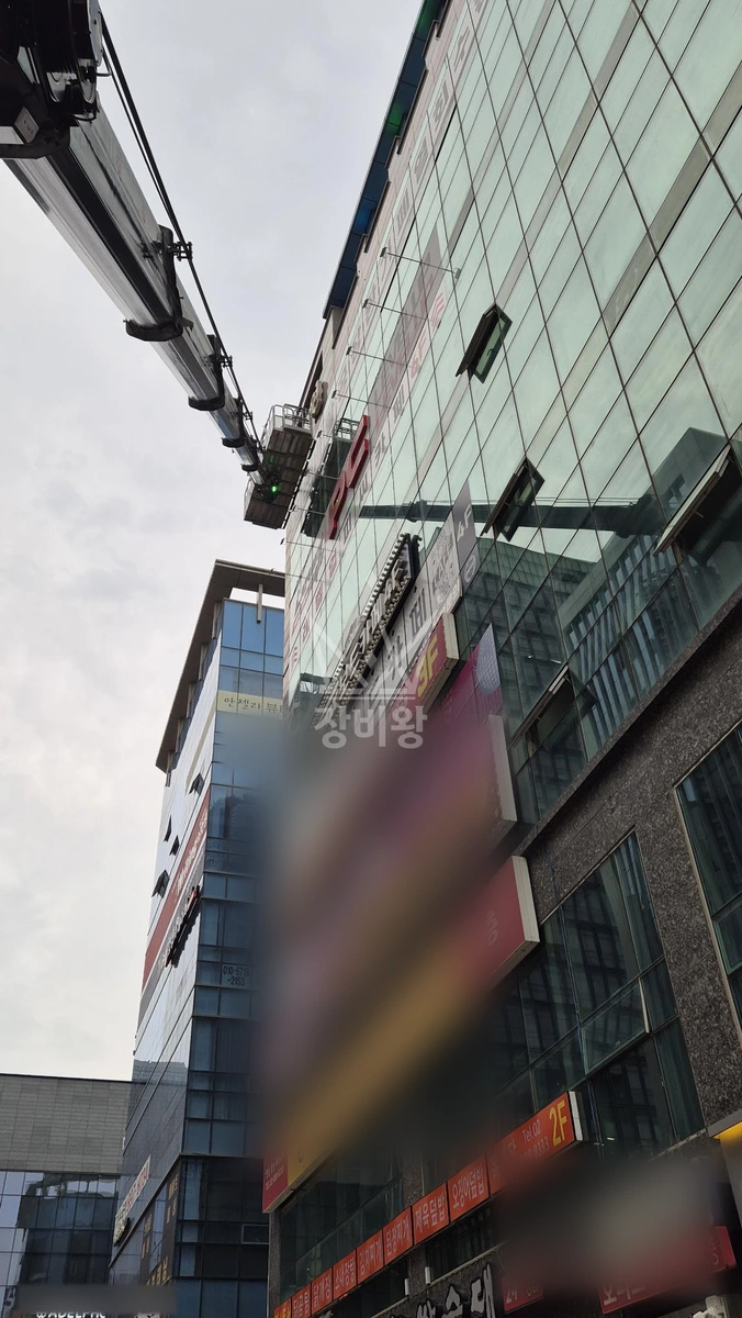 경기 광명시 일직동 5톤 스카이차 7층 외벽실리콘/처마 작업사진 3