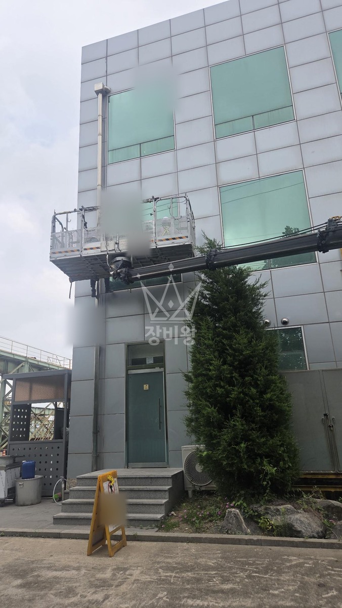 전남광주 광양시 태인동 3.5톤 스카이차 유리코킹 작업사진 2