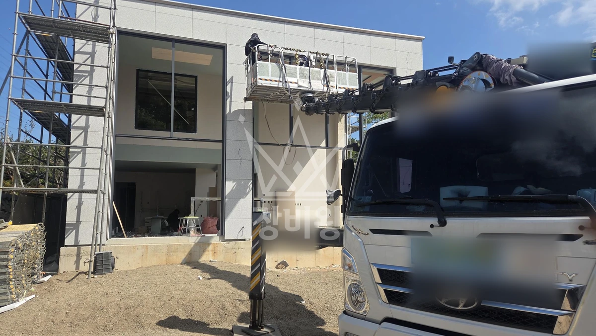 전남광주 광양시 마동 5톤 스카이차 창호설치 작업사진 2