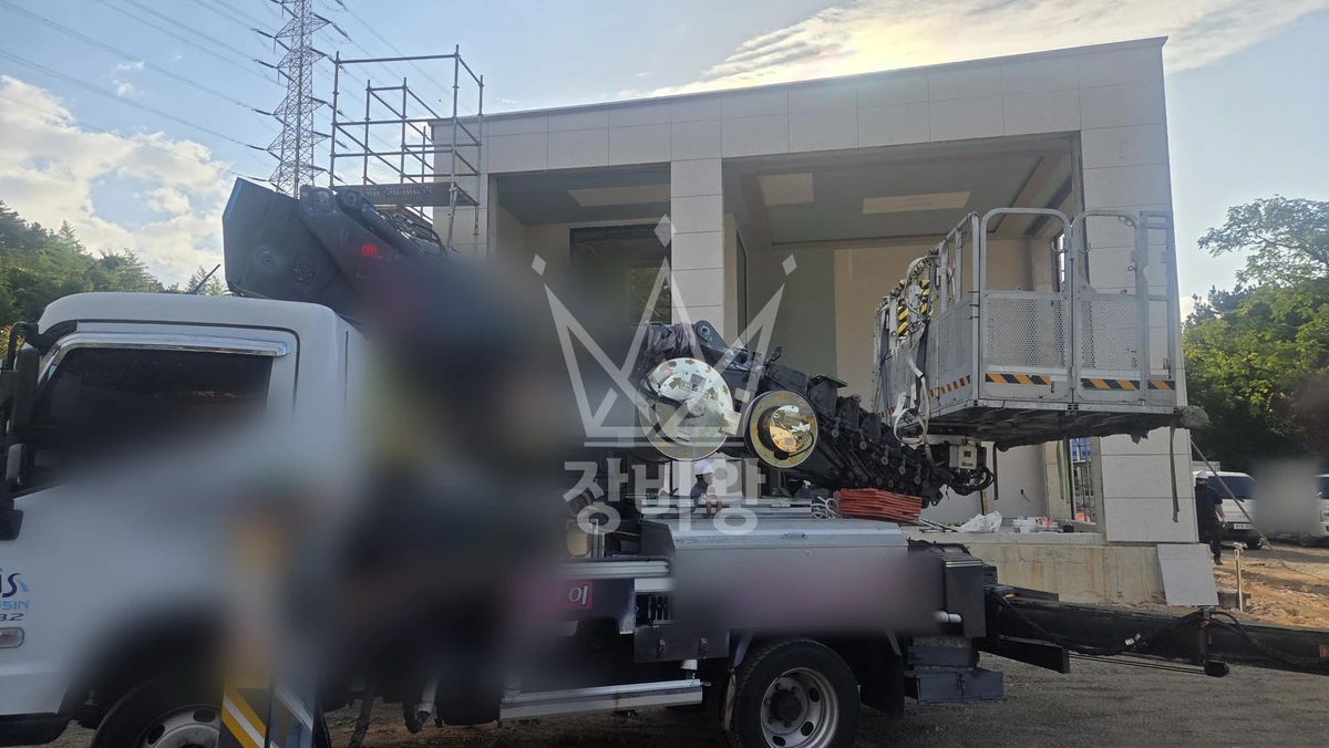 전남광주 광양시 마동 5톤 스카이차 창호설치 작업완료사진 1