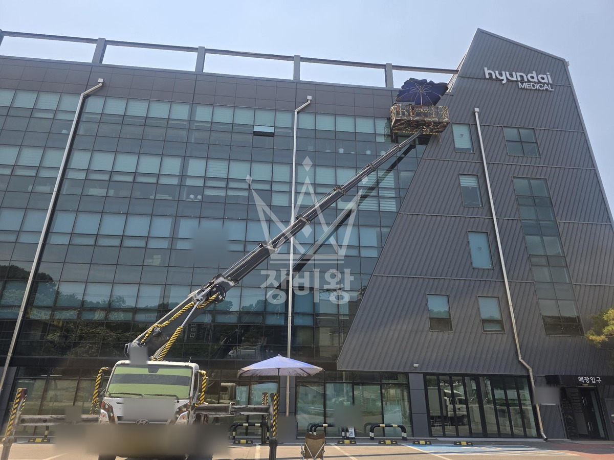 경기 용인시 처인구 3.5톤 스카이차 5층 실리콘코킹작업 작업사진 1
