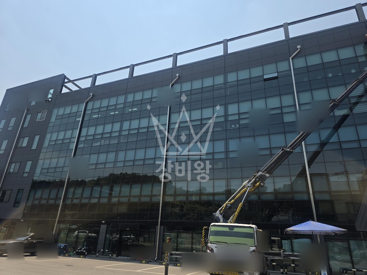 경기 용인시 처인구 3.5톤 스카이차 5층 실리콘코킹작업 작업사진 2