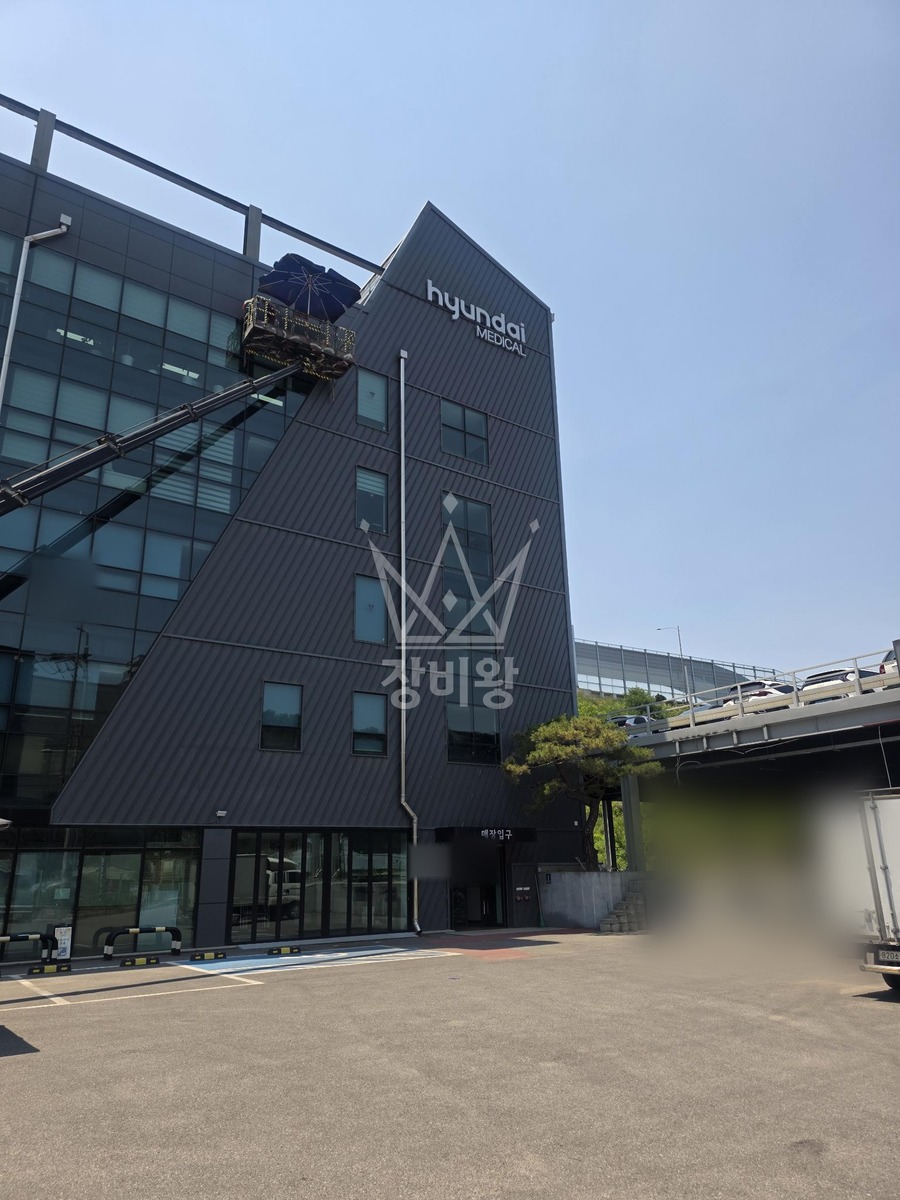 경기 용인시 처인구 3.5톤 스카이차 5층 실리콘코킹작업 작업사진 3