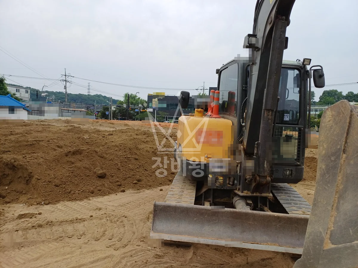 경기 고양시 덕양구 포크레인(굴착기) 2일차-1000평 소나무 식재 전 사전작업 작업완료사진 1