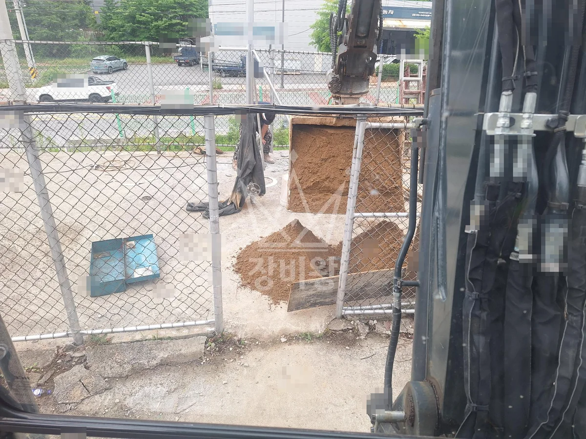 충북 진천군 진천읍 포크레인(굴착기) 충전소 모래매설작업 작업사진 2