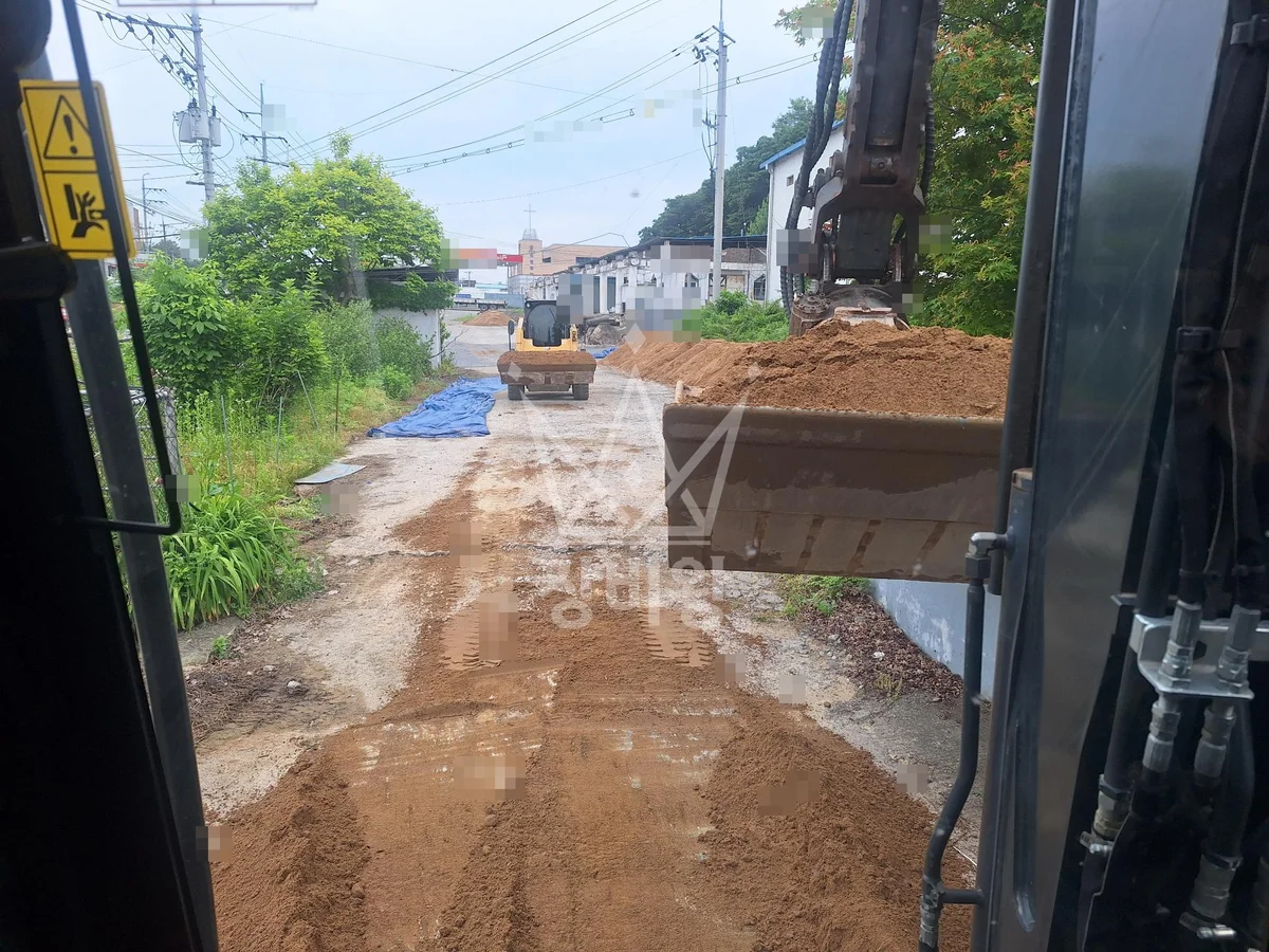 충북 진천군 진천읍 포크레인(굴착기) 충전소 모래매설작업 작업사진 3