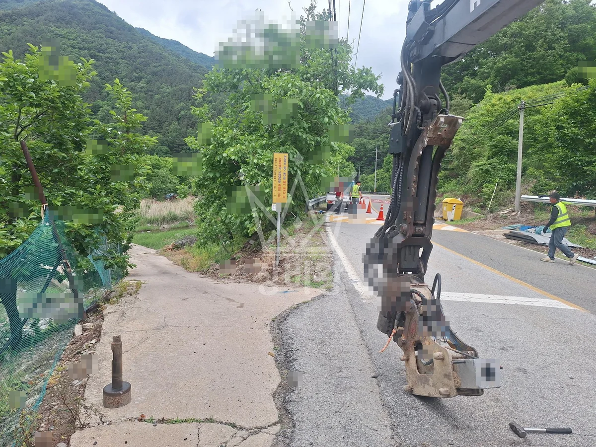 충북 영동군 상촌면 포크레인(굴착기) 가드레일복구작업 작업사진 1