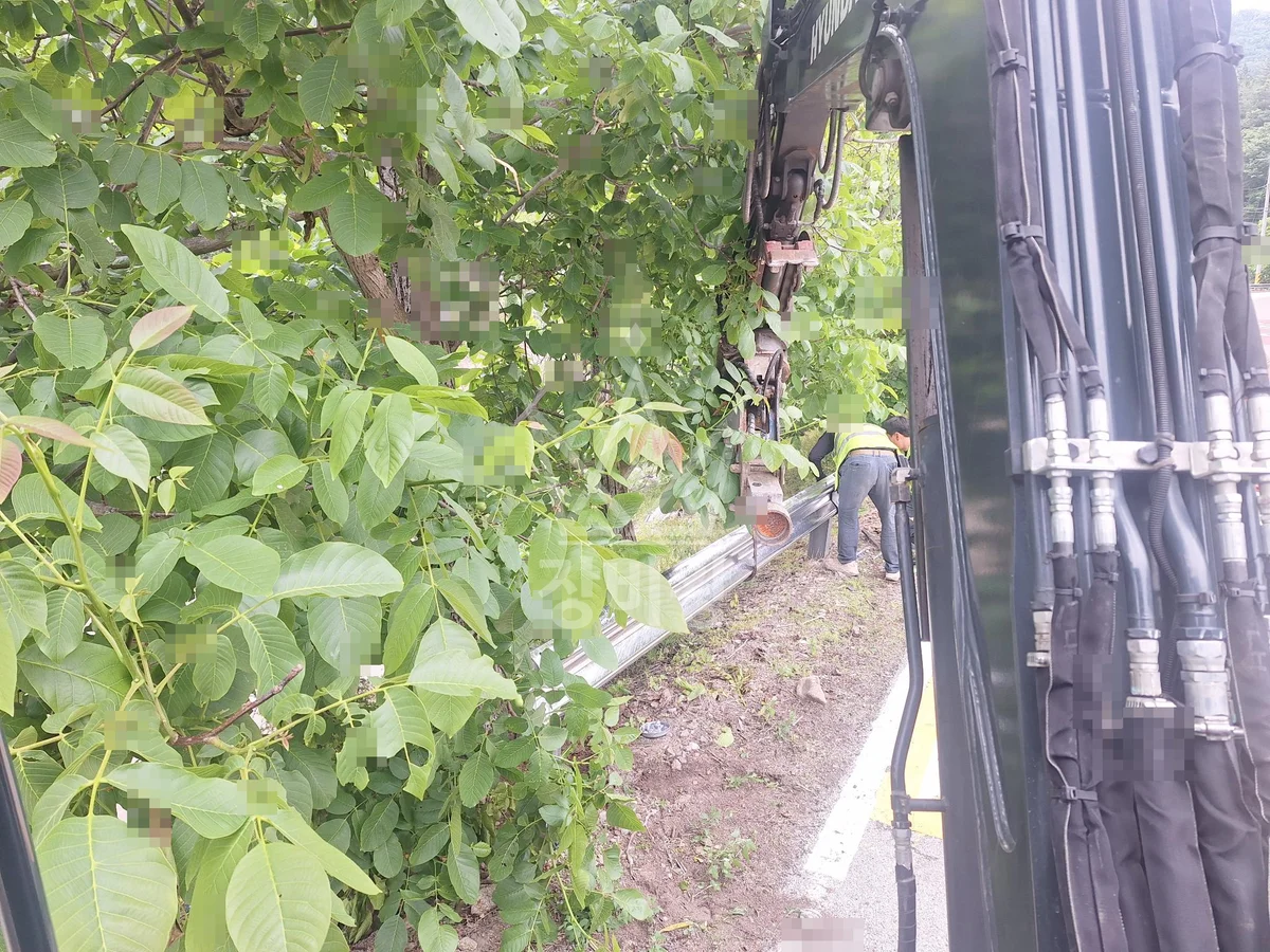 충북 영동군 상촌면 포크레인(굴착기) 가드레일복구작업 작업사진 2