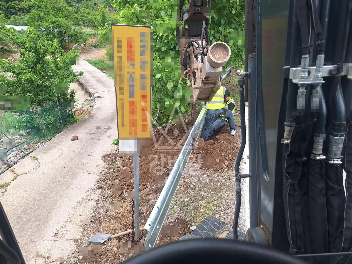 충북 영동군 상촌면 포크레인(굴착기) 가드레일복구작업 작업사진 3