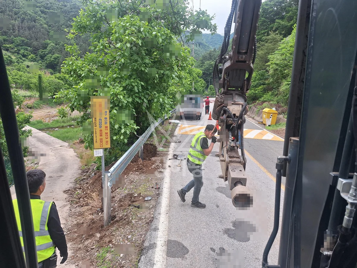 충북 영동군 상촌면 포크레인(굴착기) 가드레일복구작업 작업완료사진 1