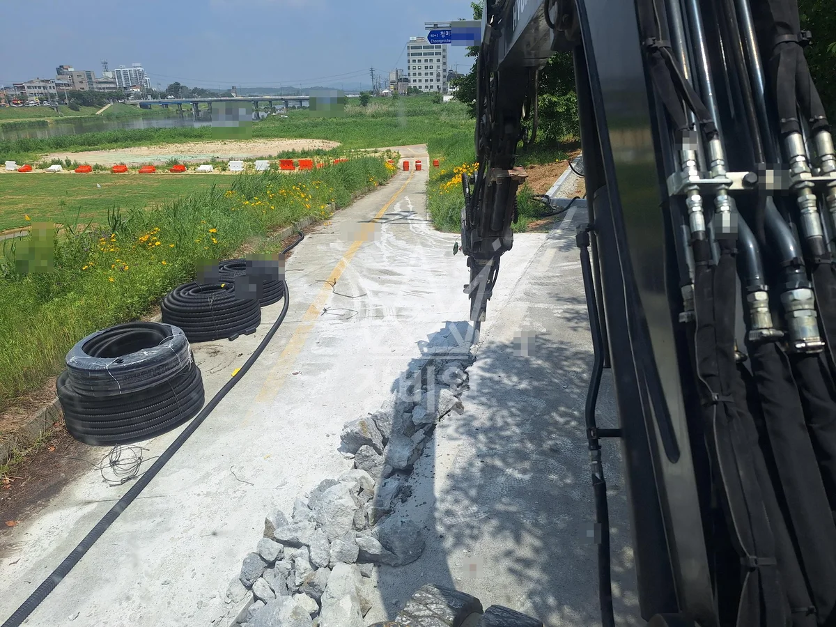 충북 음성군 감곡면 포크레인(굴착기) 전기배관작업 작업사진 2