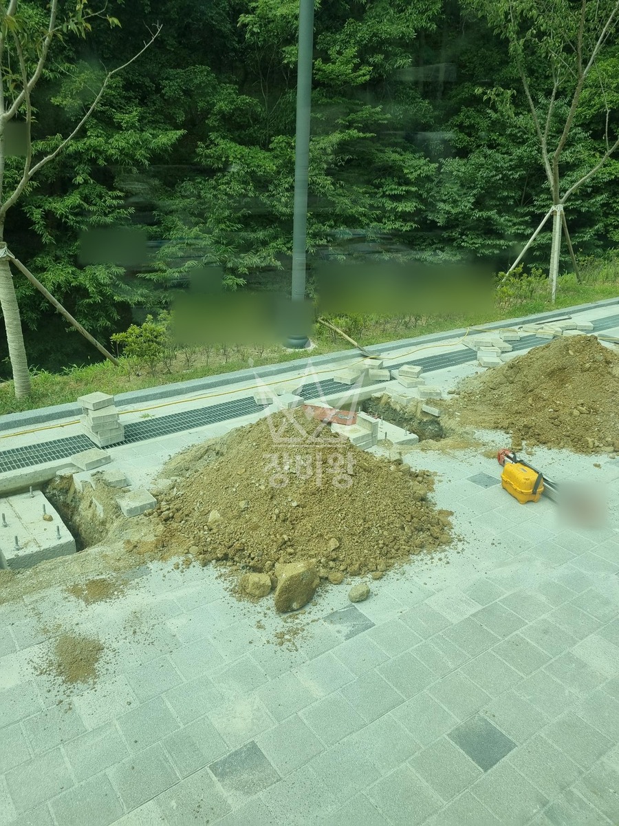 경북 안동시 상아동 포크레인(굴착기) 파고라 설치 작업사진 2