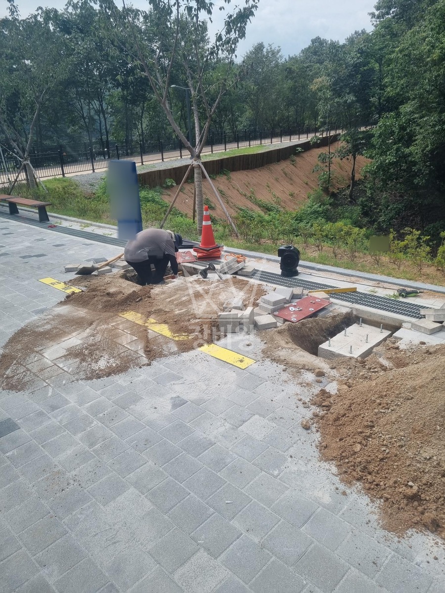 경북 안동시 상아동 포크레인(굴착기) 파고라 설치 작업사진 3