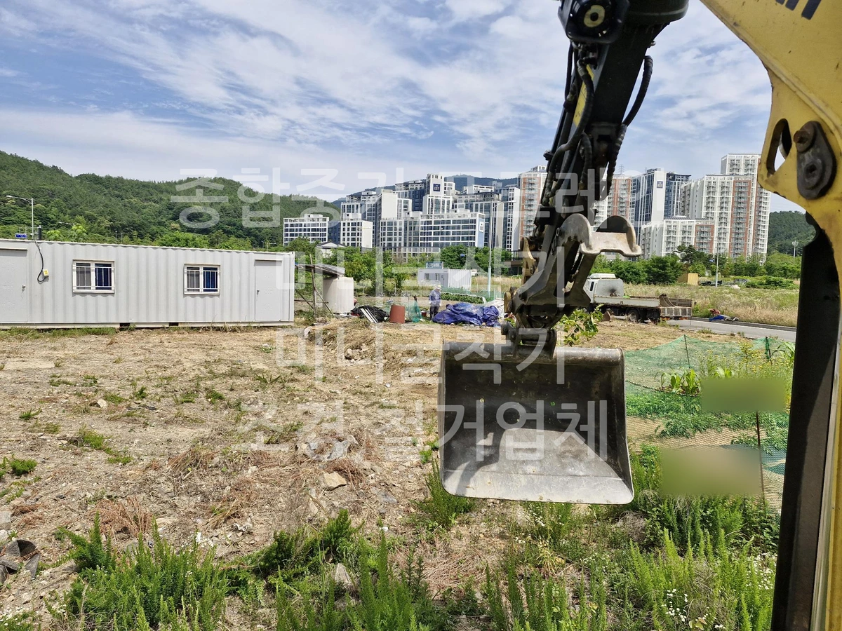 전남 광양시 마동 포크레인(굴착기) 컨테이너 자리 바닥정리 작업사진 3