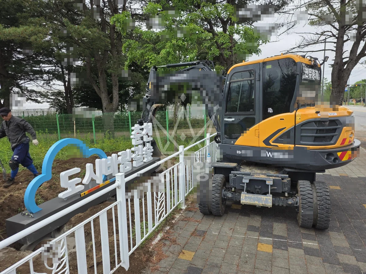 강원 춘천시 신북읍 포크레인(굴착기) 간판설치 작업 작업사진 1