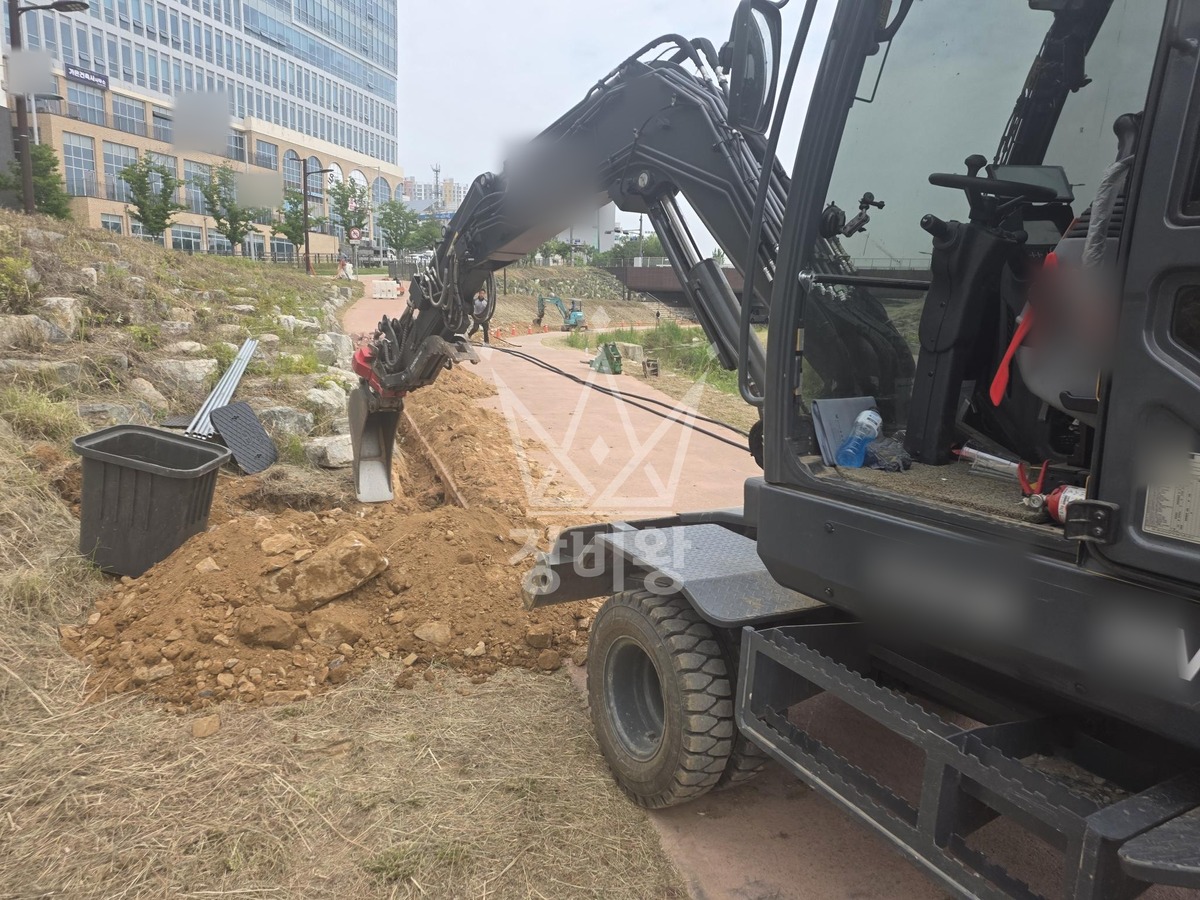 경기 시흥시 장현동 포크레인(굴착기) ELP바닥배관작업 / 토사굴착 작업사진 1