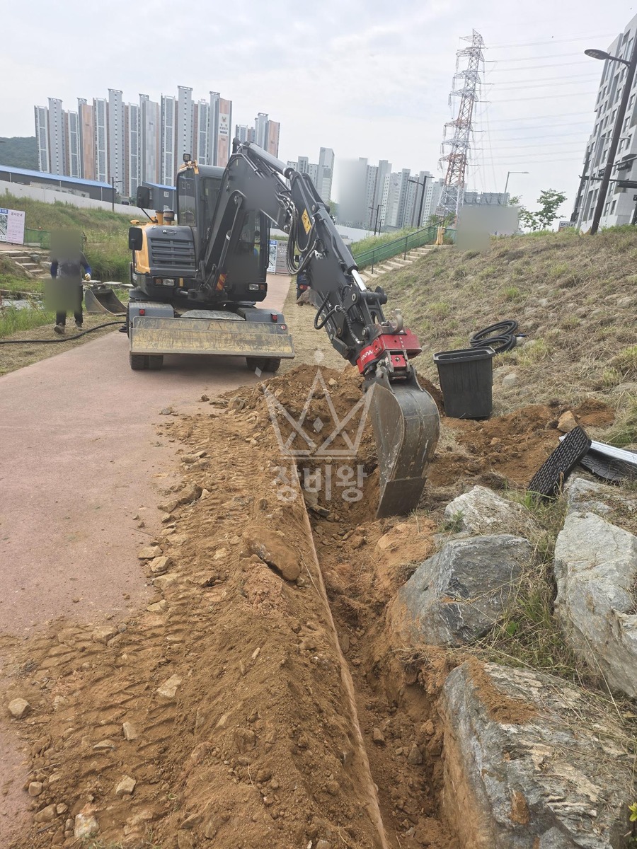 경기 시흥시 장현동 포크레인(굴착기) ELP바닥배관작업 / 토사굴착 작업사진 3