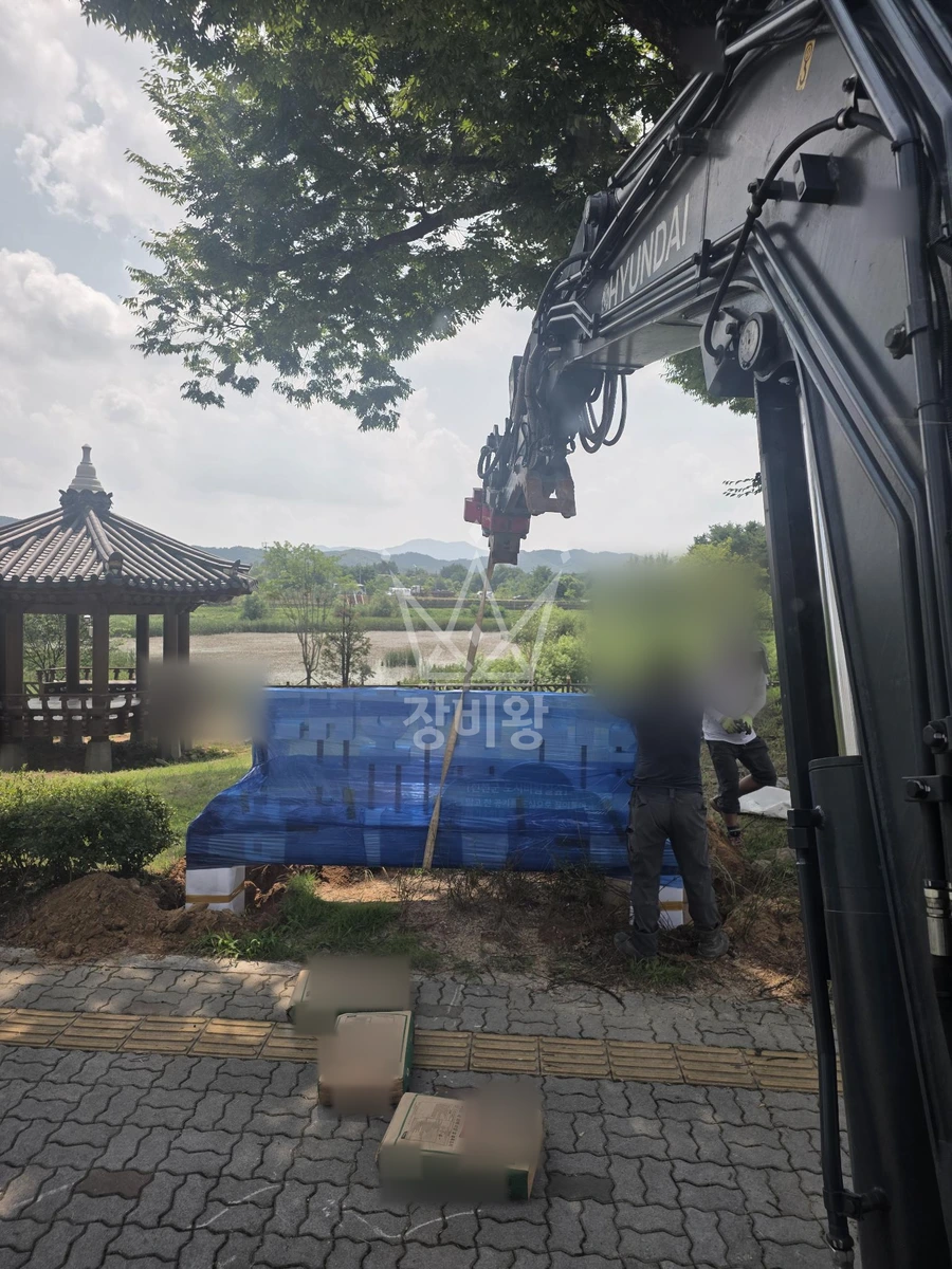 충북 진천군 덕산읍 포크레인(굴착기) 바닥간판작업 작업사진 2
