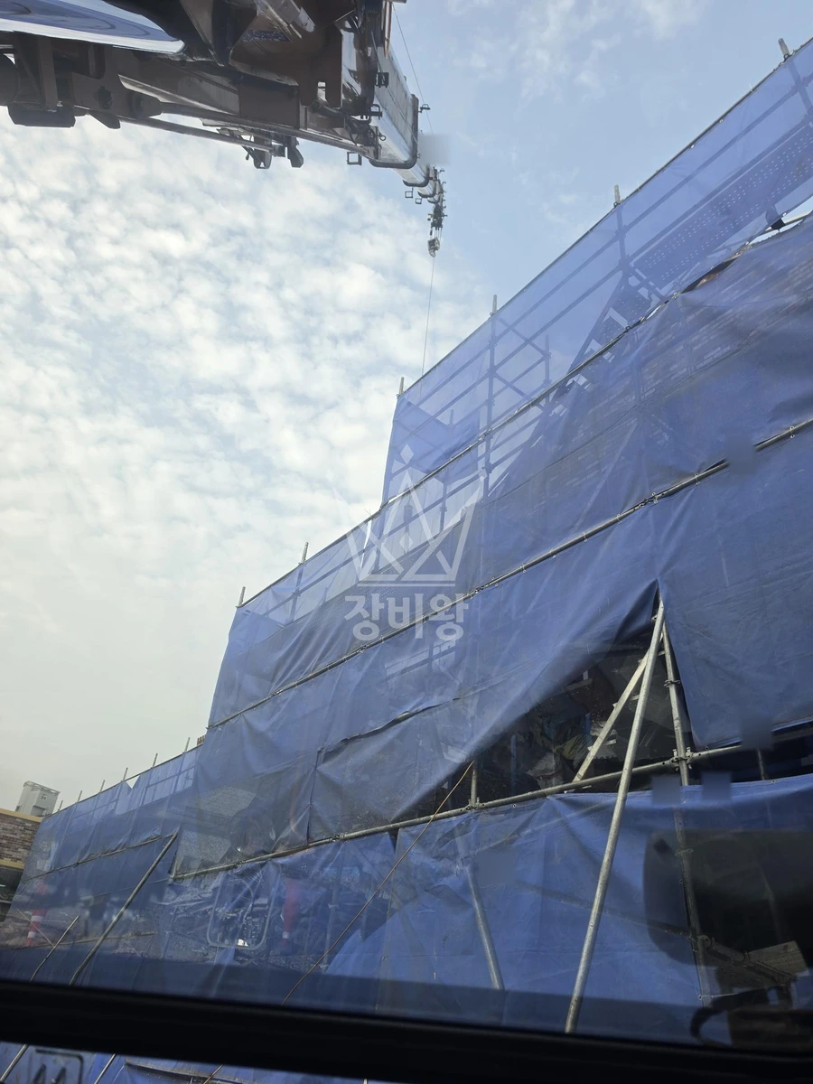 경기 용인시 기흥구 마북동 13톤 크레인 2층지붕으로 파이프2묶음정도 작업사진 2