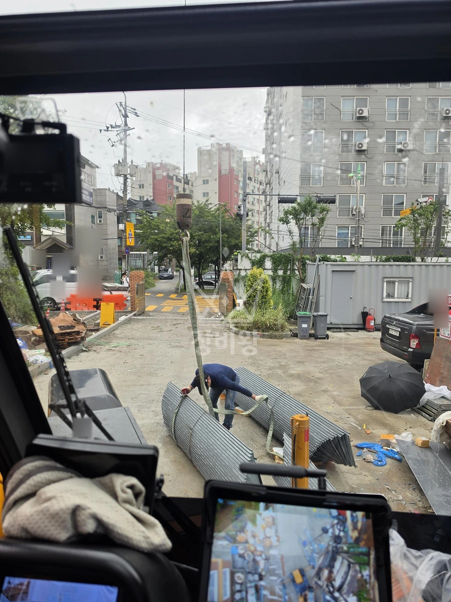 경기 용인시 기흥구 마북동 13톤 크레인 2층지붕으로 파이프2묶음정도 작업사진 2
