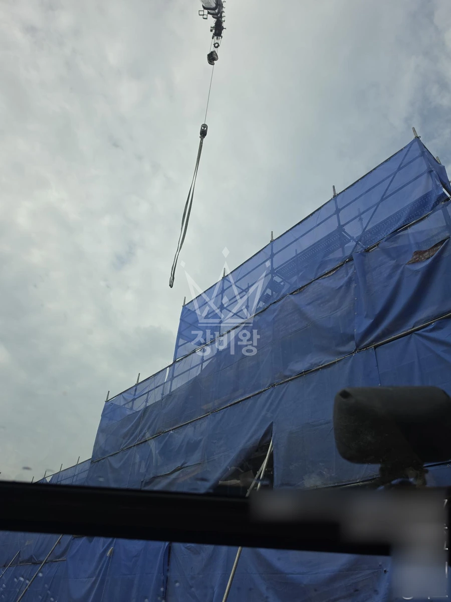 경기 용인시 기흥구 마북동 13톤 크레인 2층지붕으로 파이프2묶음정도 작업완료사진 1