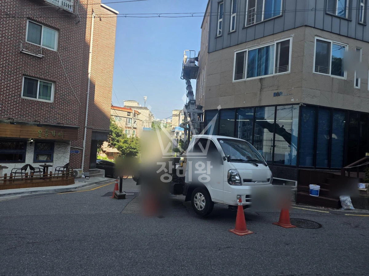 경기 수원시 장안구 송죽동 1톤 스카이차 외벽 코킹 및 부분방수 작업사진 2