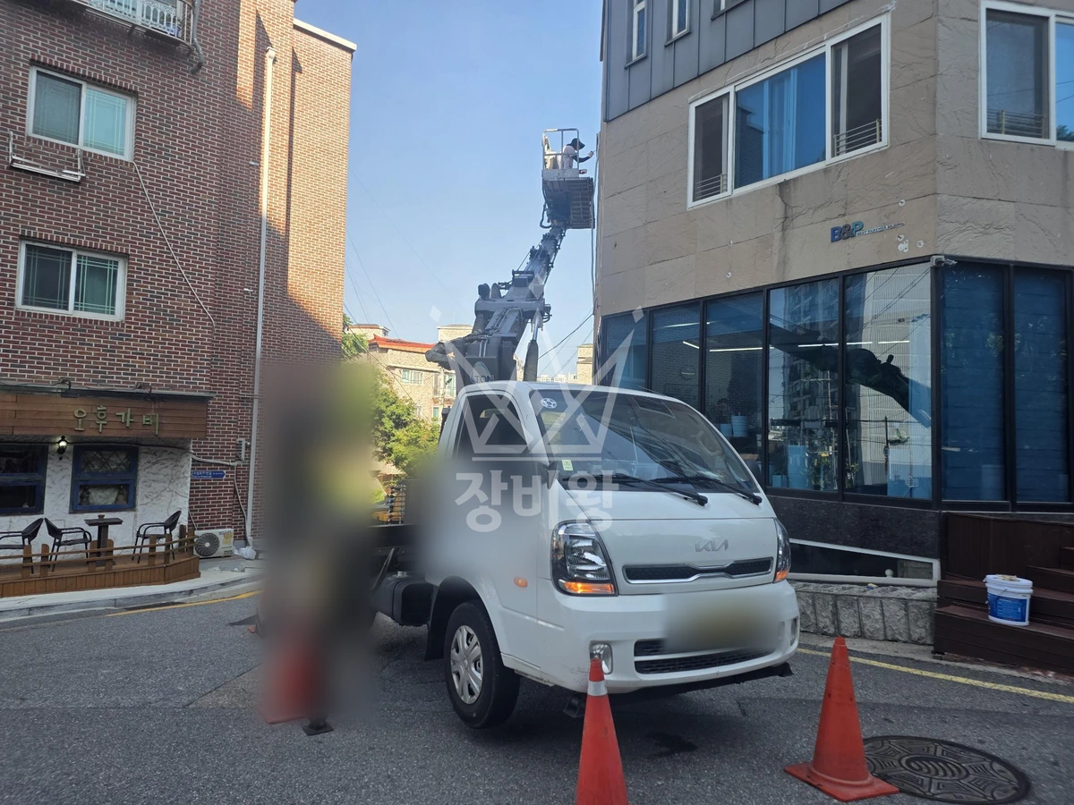 경기 수원시 장안구 송죽동 1톤 스카이차 외벽 코킹 및 부분방수 작업사진 3
