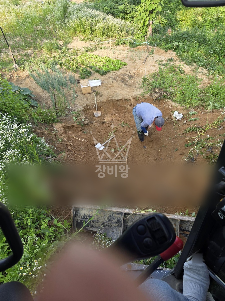 강원 원주시 문막읍 포크레인(굴착기) 묘지 작업 (산소 2개소 개장) 작업사진 1
