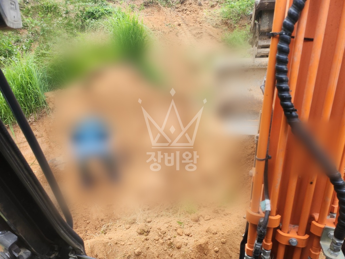 충북 청주시 청원구 포크레인(굴착기) 묘지 작업 작업사진 3