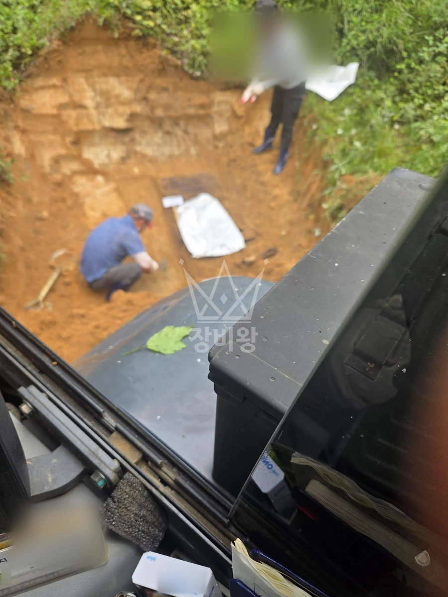 충북 음성군 맹동면 포크레인(굴착기) 묘지 작업 작업사진 2