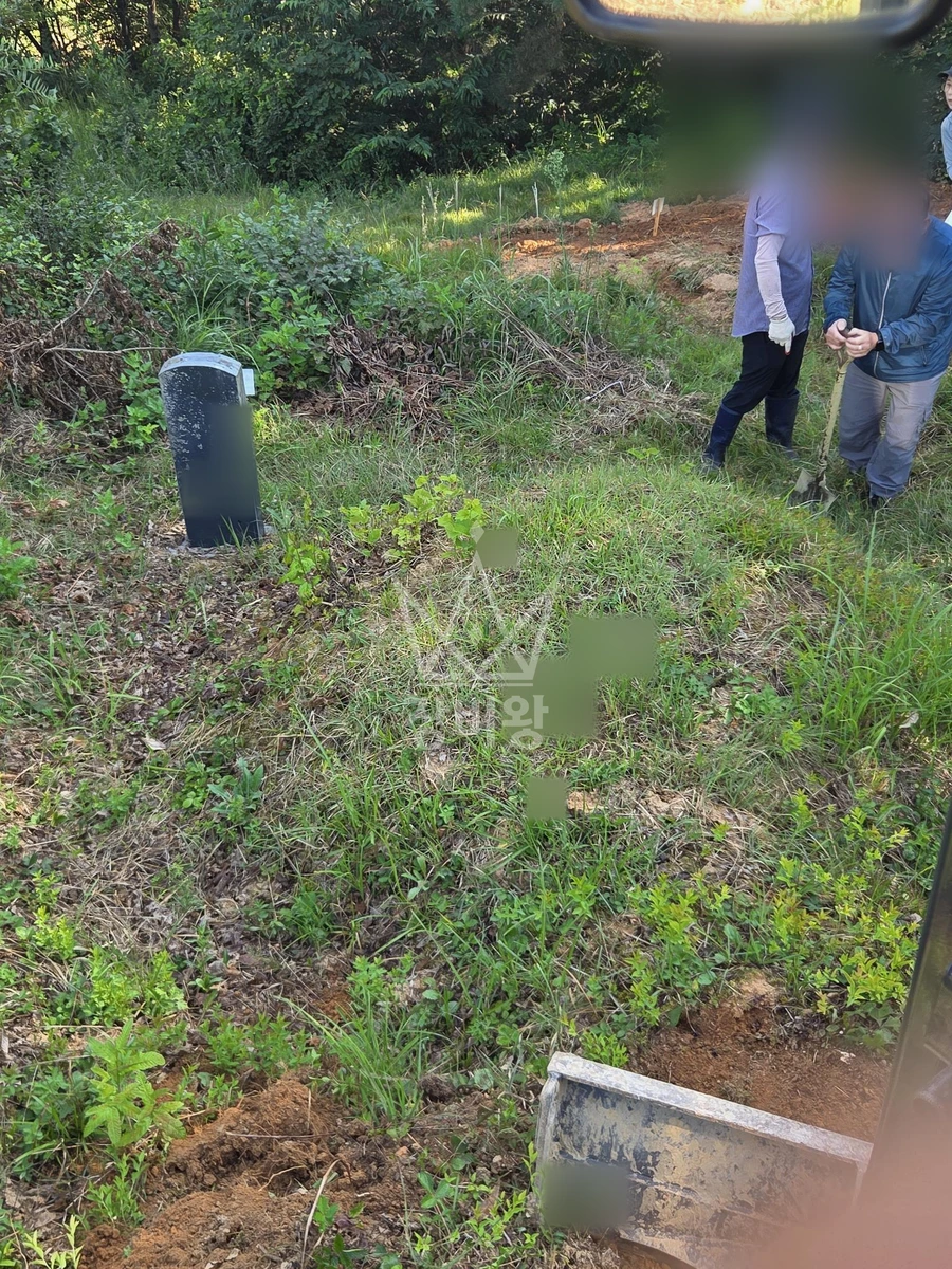 충북 음성군 맹동면 포크레인(굴착기) 묘기 1기 개장 작업사진 2