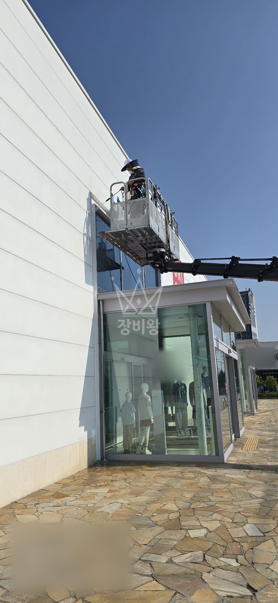 경기 포천시 소흘읍 3.5톤 스카이차 외벽세척 작업사진 3