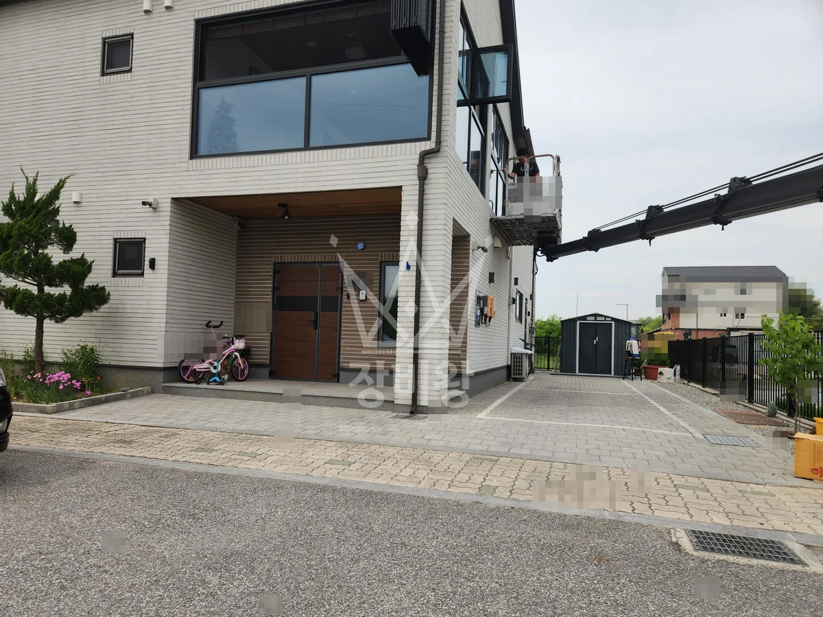 충북 진천군 덕산읍 3.5톤 스카이차 유리 2장 교첸 작업 작업사진 1