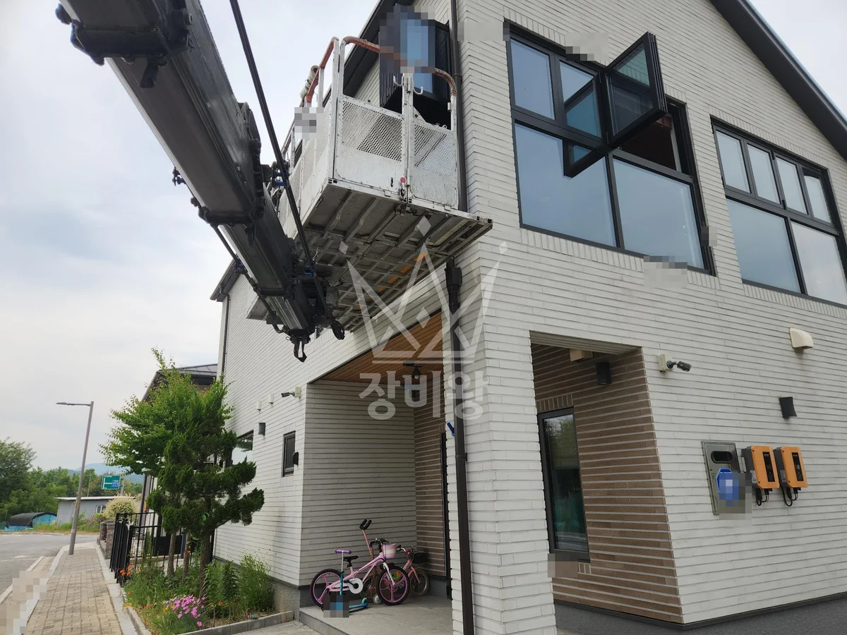 충북 진천군 덕산읍 3.5톤 스카이차 유리 2장 교첸 작업 작업사진 2
