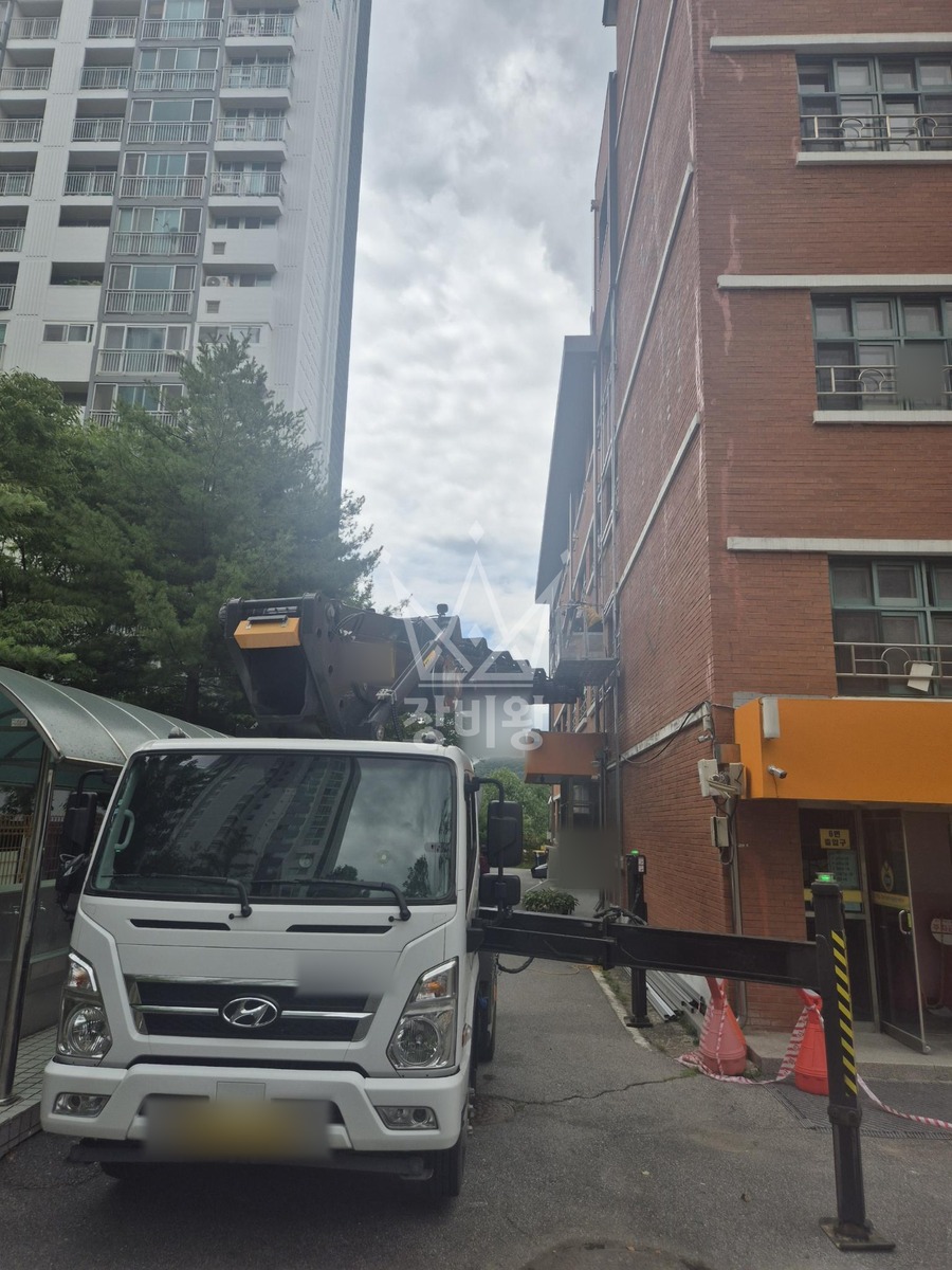 경기 남양주시 평내동 3.5톤 스카이차 외부 인방 안전커버 작업 / 2대작업 작업사진 2