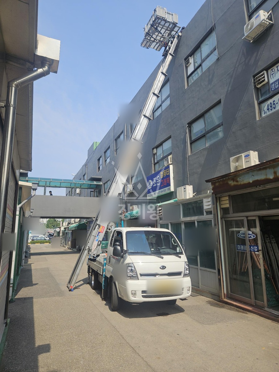 경기 안산시 단원구 1톤 사다리차 자재 양중 작업사진 1