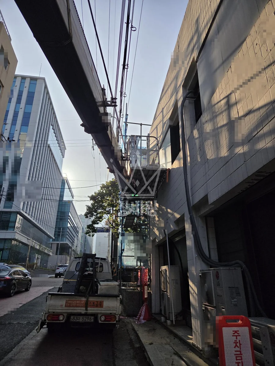 인천 남동구 구월동 3.5톤 스카이차 2~3층 창호설치 작업사진 1