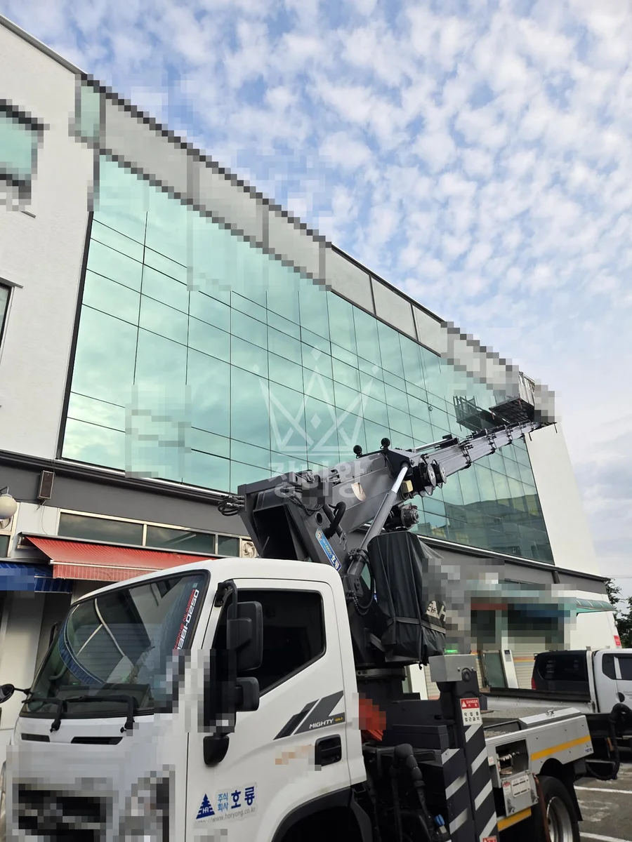 인천 중구 항동7가 3.5톤 스카이차 2~3층 실리콘 작업사진 2