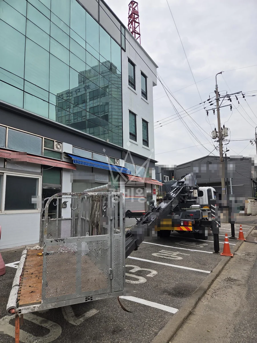 인천 중구 항동7가 3.5톤 스카이차 2~3층 실리콘 작업완료사진 1