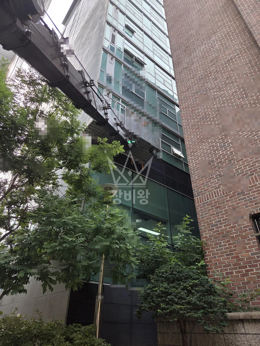 서울 종로구 연건동 3.5톤 스카이차 3층 실리콘 작업사진 1