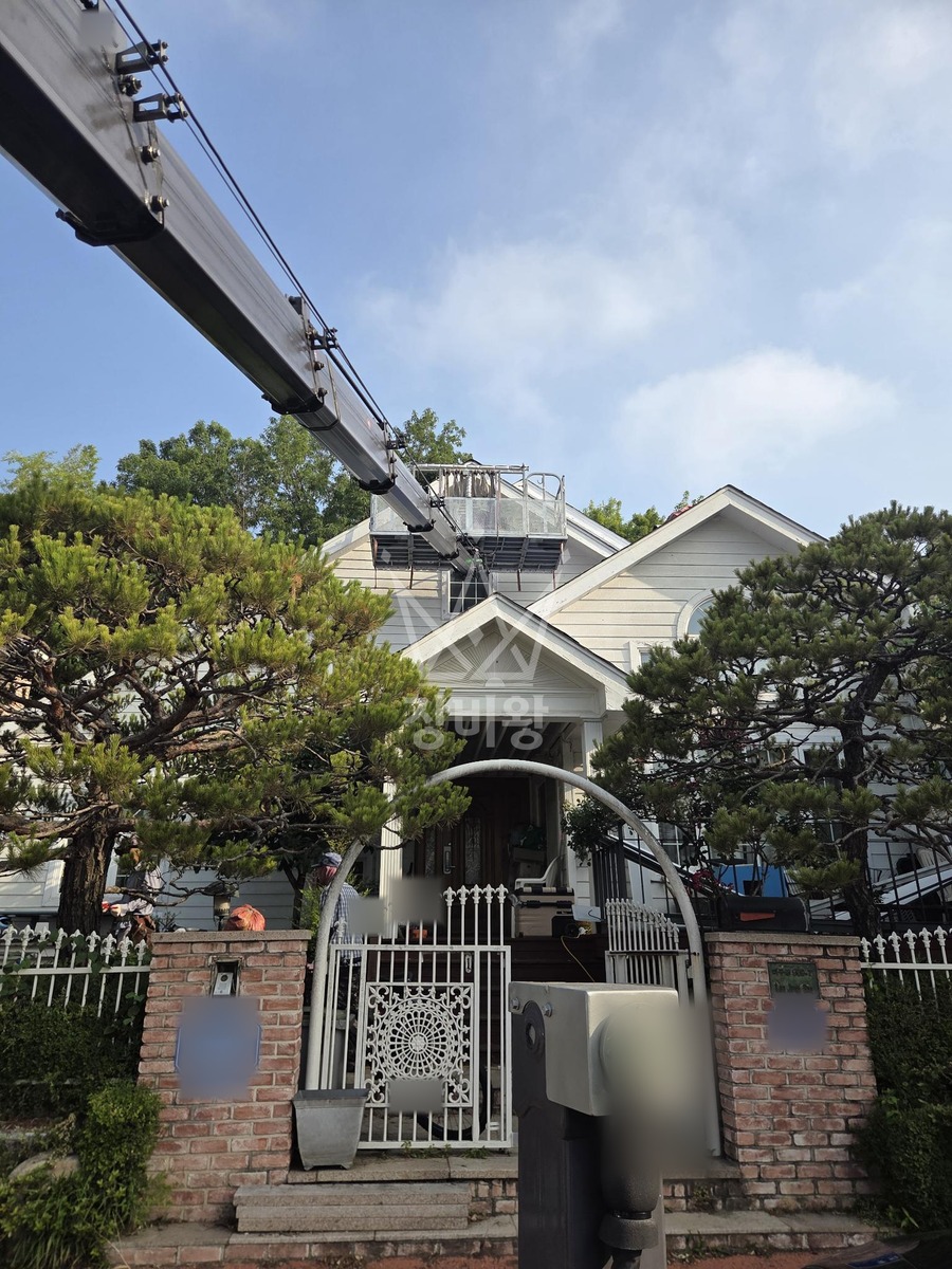 경기 고양시 일산동구 3.5톤 스카이차 지붕 처마 작업 작업사진 1