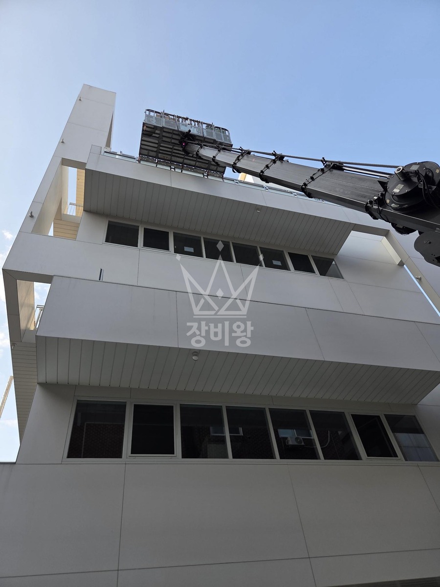 서울 강남구 논현동 3.5톤 스카이차 5층 유리양중 작업사진 2